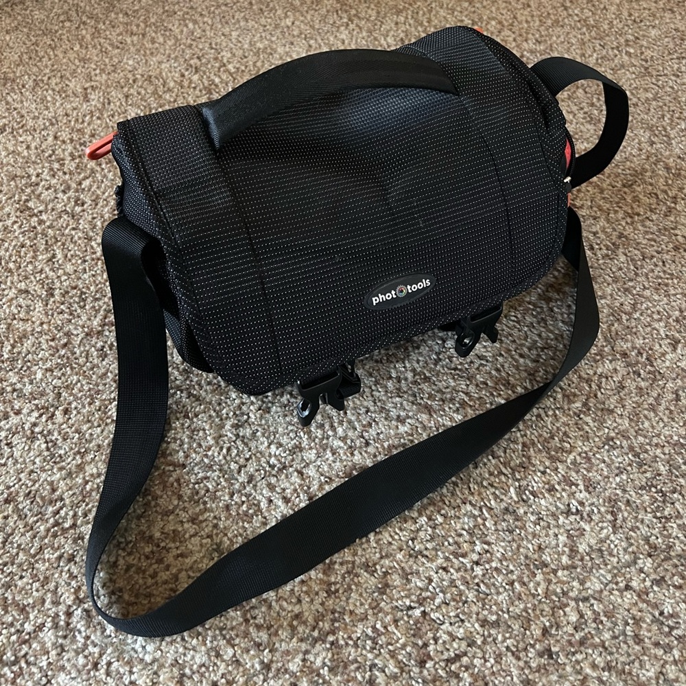 Shoulder strap camera bag